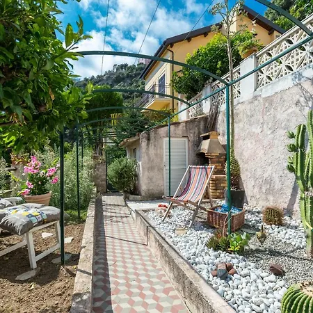 La Maison Des *